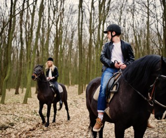 Bezpieczne praktyki w jeździectwie: jak uniknąć niebezpiecznych sytuacji podczas jazdy konnej