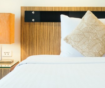 Łóżka drewniane z pojemnikiem lub bez - które wybrać?